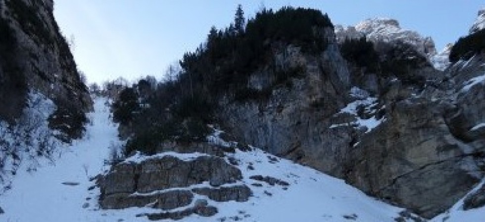 Colpito da un masso caduto dall'alto durante la gita in montagna: ferito un uomo
